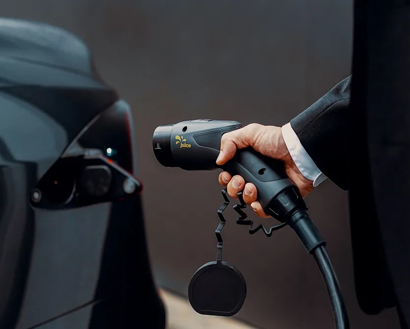 電気自動車(EV)の受電をしようとしているところ